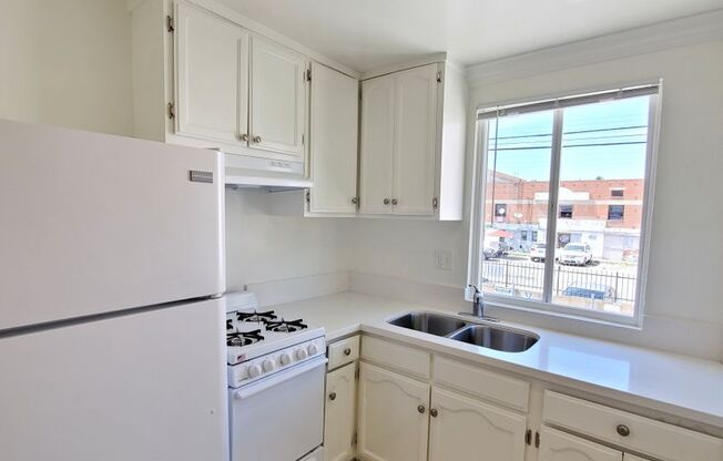 Studio, 1 bath, 360 sqft, $1,600