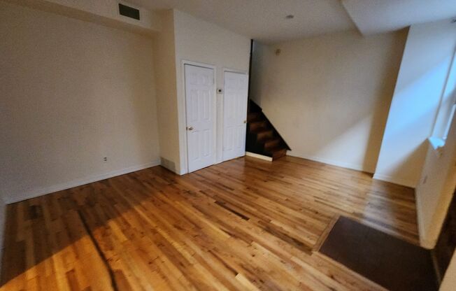 DELIGHTFUL NORTHERN LIBERTIES TOWNHOUSE AVAILABLE AUGUST 10