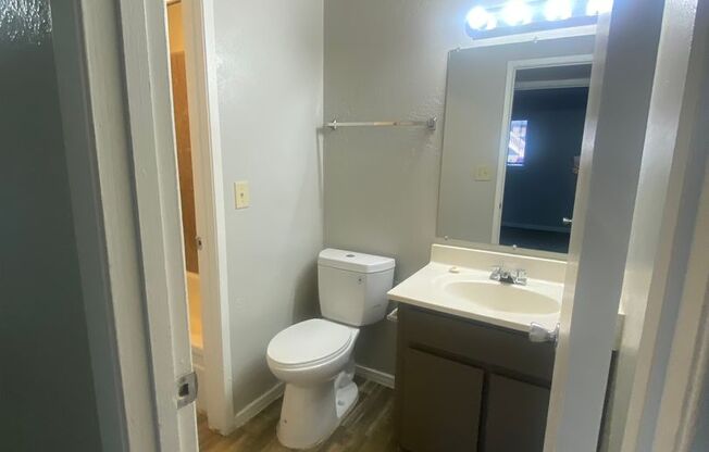 2 beds, 1 bath, 900 sqft, $1,051, Unit 09H