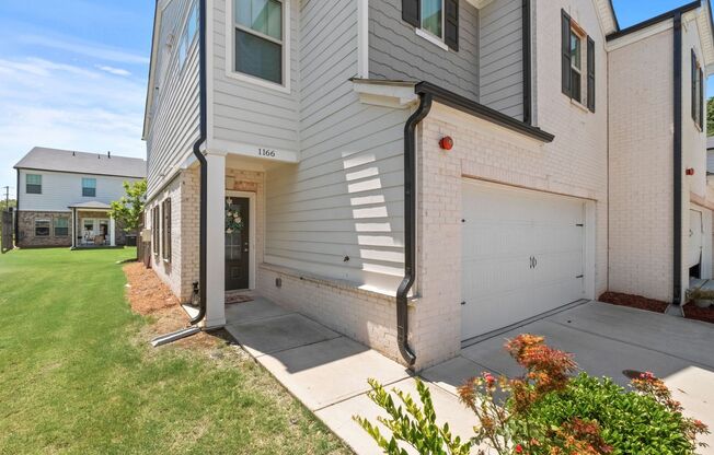 Gorgeous 3 BR/2.5 BA Townhome in Marietta-End Unit!