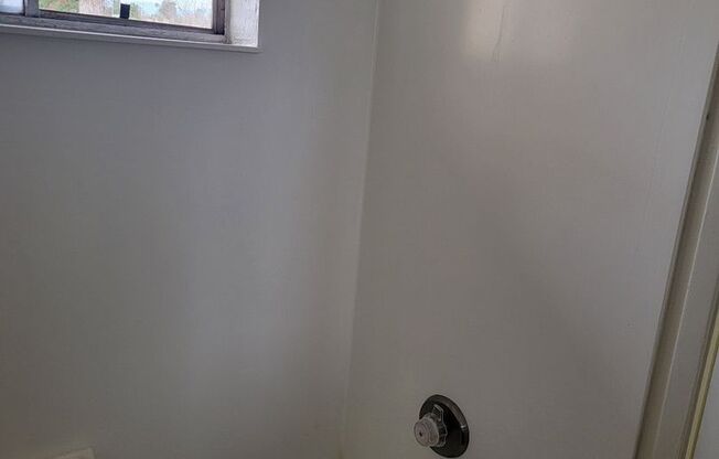 Studio, 1 bath, 450 sqft, $1,110, Unit 176
