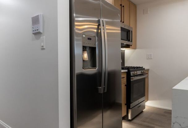 Contemporary 2-Bed, 2-Bath Garden Apartment in Uptown – Move-In Ready!