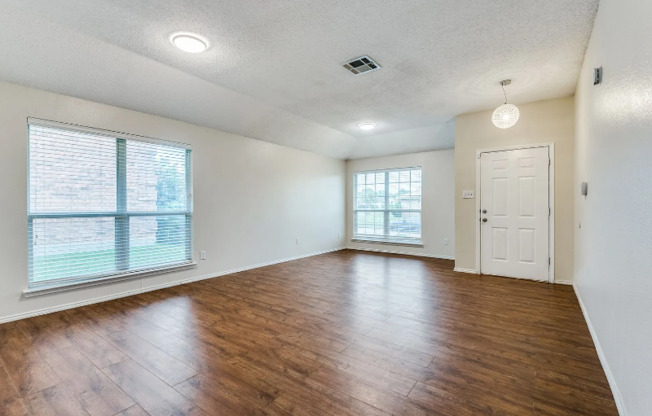1611 VENUS DR E