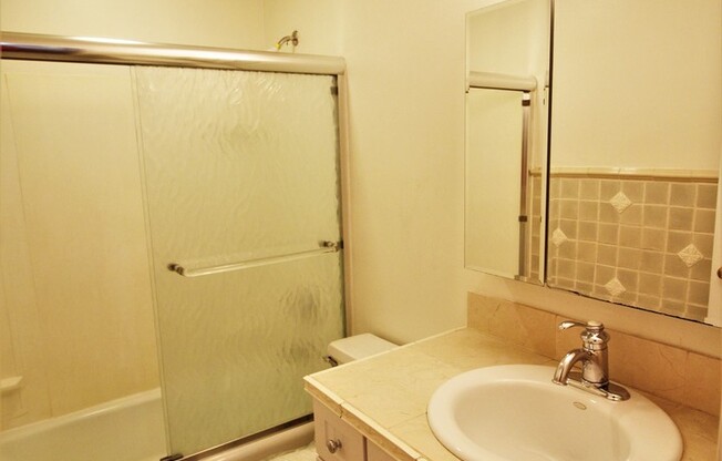 2 beds, 1.5 baths, $1,900, Unit Unit #3C