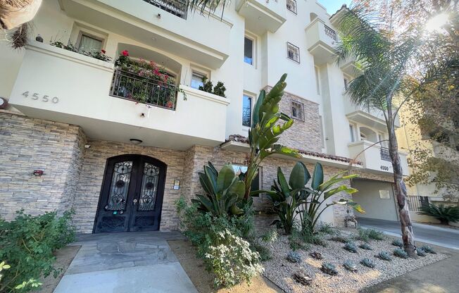 Studio City living at a great price. 3bd/2ba condo, dual parking, water/trash included!