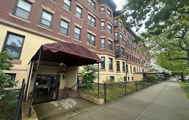 2 beds, 1 bath, 750 sqft, $2,900, Unit 36