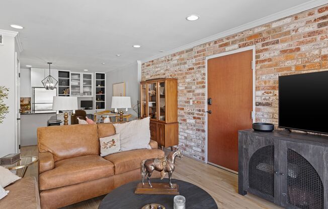 Chic & Updated 1-Bedroom Condo Near the Plaza – Pool, Parking & In-Unit Laundry!