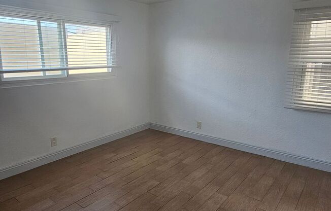 2 BEDROOM 1 BATH Apartment INGLEWOOD- DOWNSTAIRS, Parking included. 1/2 off the 1st month OAC must move in 2 weeks.