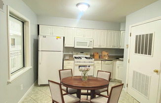 2 beds, 1 bath, $2,100, Unit 17