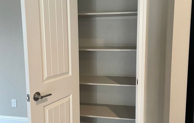 Holiday Move-In Special! $200 OFF 1st MONTH RENT!!