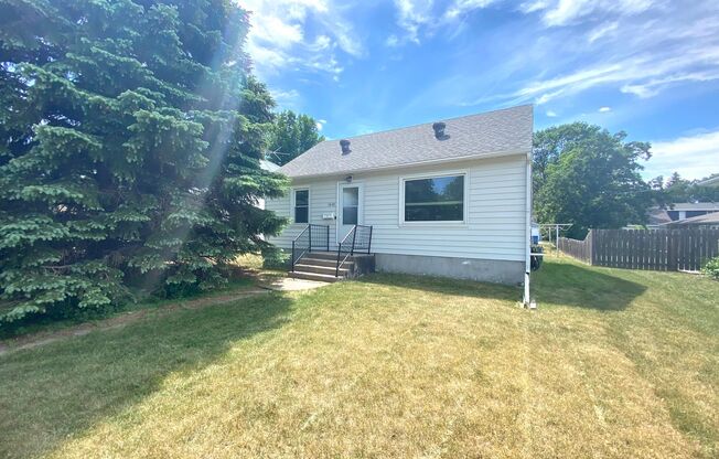 5 Bed 2 Bath House in North Fargo!