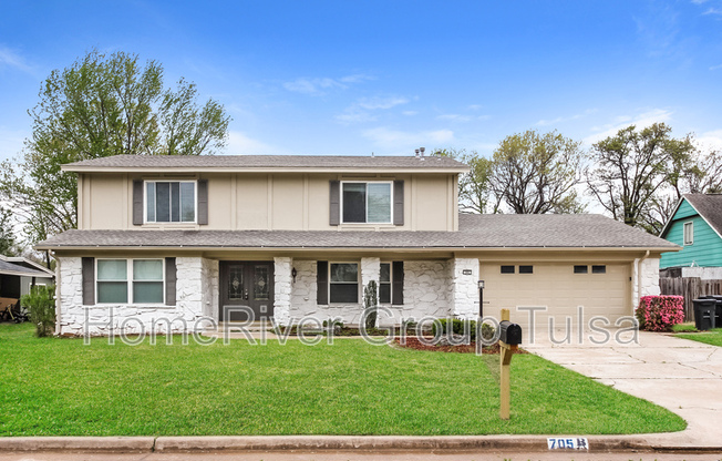 705 MEADOWOOD DR