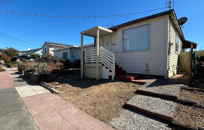 2BR 1Bath Single Family Home Close to Center El Cerrito