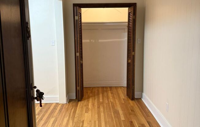 Studio, 1 bath, 294 sqft, $1,250, Unit New King Edward 8A4