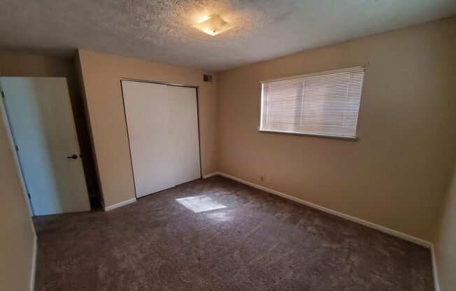 2 beds, 1 bath, 838 sqft, $915