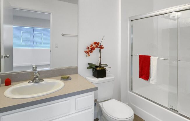 2 BED, 2.5 BATH TOWNHOUSE UNIT * NORTH GLENDALE * WASHER DRYER