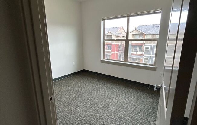 3 beds, 1.5 baths, 1,370 sqft, $1,900, Unit 2440-4