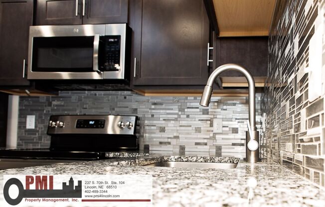 2 beds, 1 bath, $995, Unit 4001 Holdrege St. #16