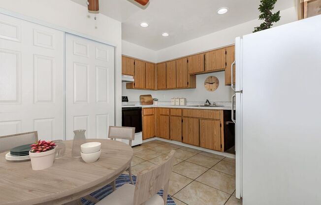 2 beds, 1 bath, 760 sqft, $1,140, Unit 1096