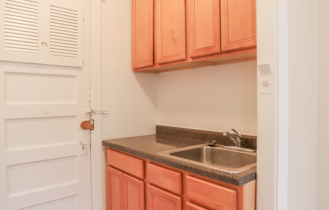 1365 W GREENLEAF