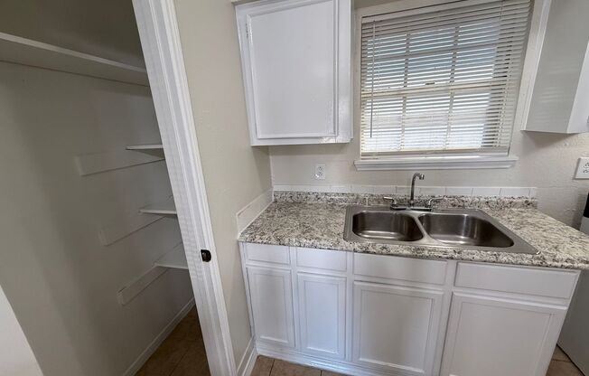 1 bed, 1 bath, $799, Unit 10