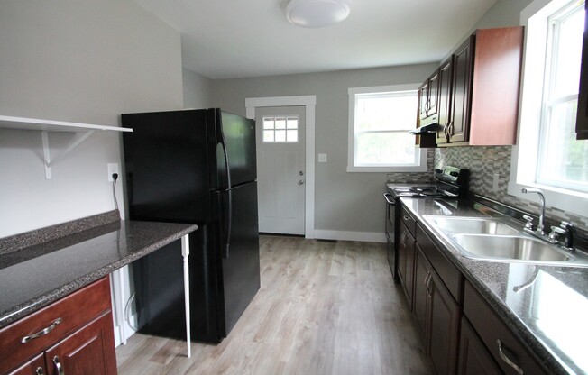 2 beds, 1 bath, $1,395