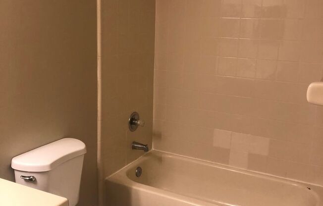 Spacious open floor plan 2/2 located in highly desirable Siesta Lago!