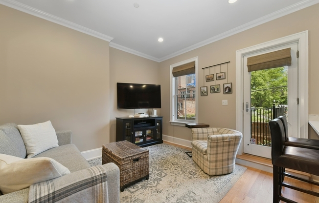 209 W SPRINGFIELD