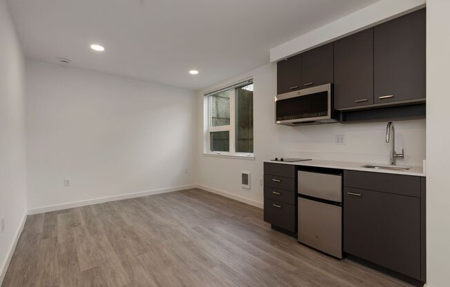 Studio, 1 bath, 250 sqft, $995, Unit B04