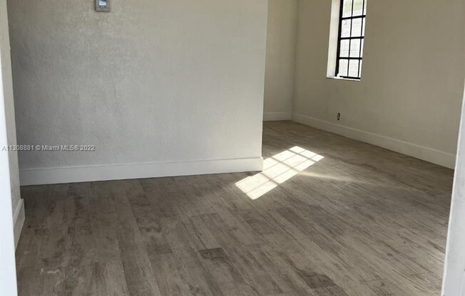 270 E 52 ST