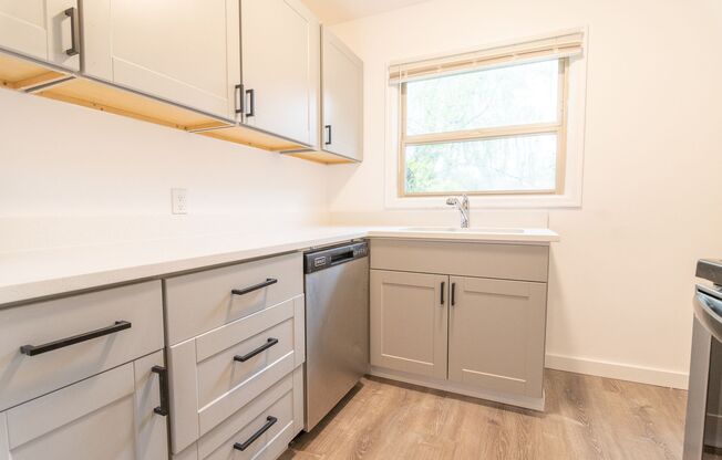 2 beds, 1 bath, 750 sqft, $1,595, Unit 13