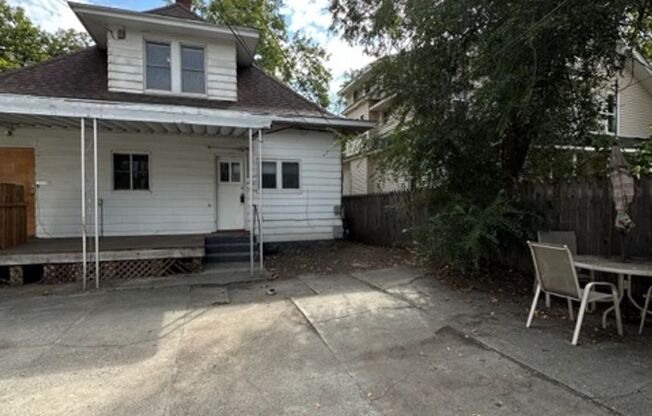2 beds, 1 bath, 1,000 sqft, $1,095, Unit B