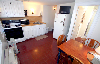 1 bed, 1 bath, $1,995, Unit B