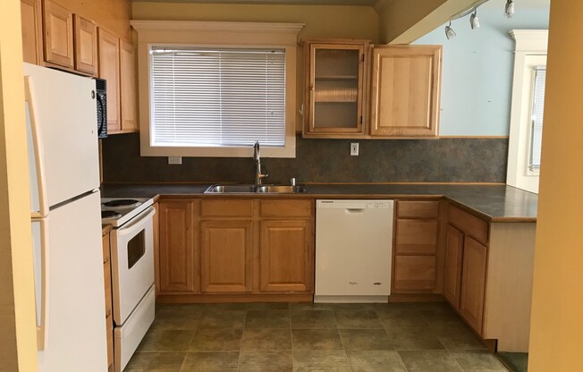 Pre - Leasing Excellent 7 Bedroom/3 Bathroom Unit Near UW for 2025-2026 School Year