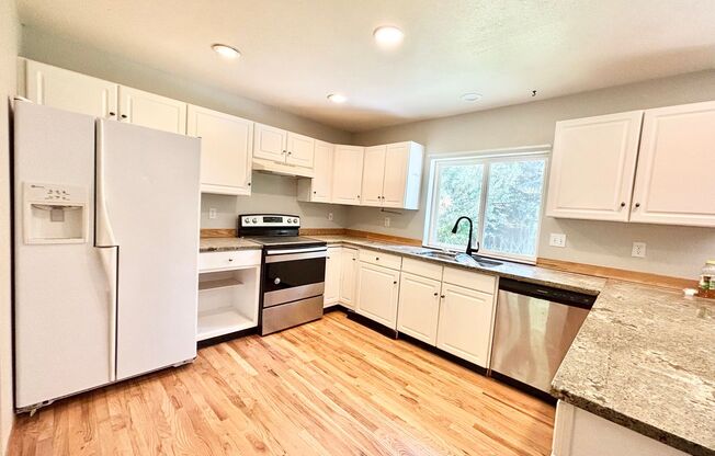 Great 4 bedroom home close to MSU & the hospital