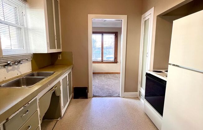 2 beds, 1 bath, 900 sqft, $1,100, Unit 1