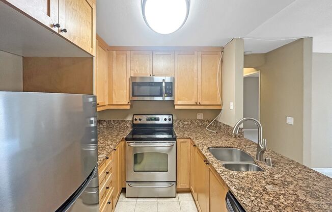 Modern 2B/2BA Condo with Balcony & Amenities in La Jolla