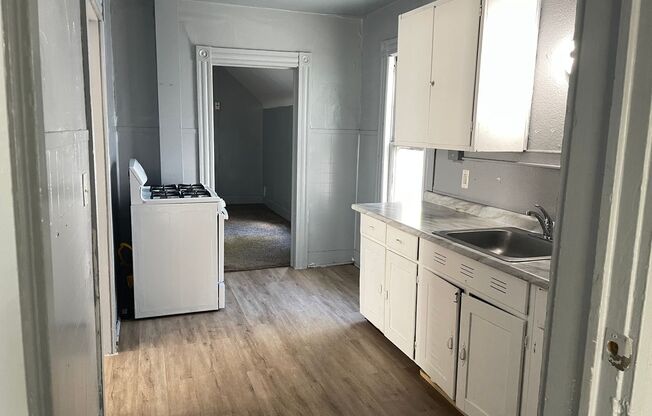 2 beds, 1 bath, 980 sqft, $850, Unit Up