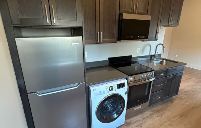 Studio, 1 bath, 350 sqft, $1,400, Unit 111