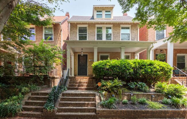 Beautiful Renovated 3 Bedroom 2.5 Bath off of Rosewood Ave ***Available Mid June***