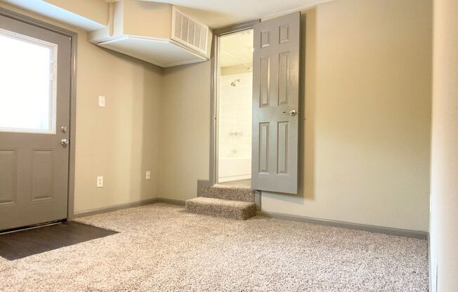 BEAUTIFUL STUDIO APARTMENT STEPS FROM THE BRICKS in THE CULTUREL DISTRICT of FORT WORTH!!!