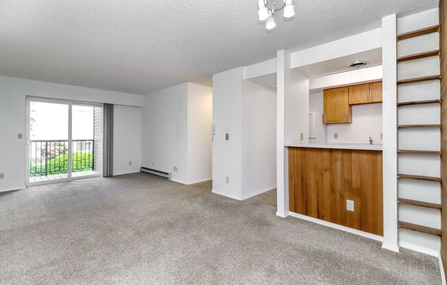 Bellevue Manor Condo, Great Location across from Microsoft