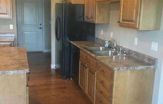 Recently built 3-bed, 2.5-bath home available for August!