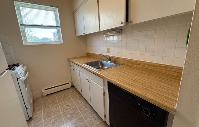 2 beds, 1 bath, 874 sqft, $1,445, Unit Q-14