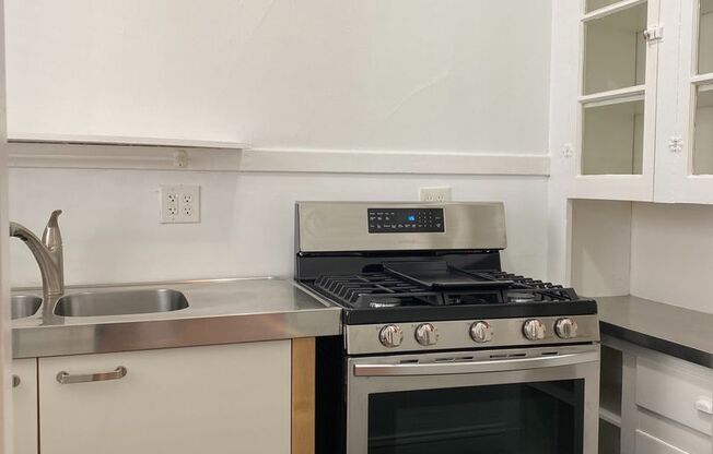 Studio, 1 bath, 440 sqft, $1,050, Unit 23