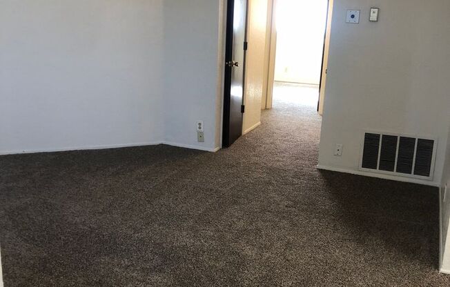 2 beds, 1 bath, 800 sqft, $900