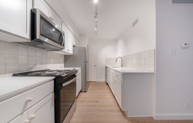 1 bed, 1 bath, 660 sqft, $1,550, Unit OPA-143