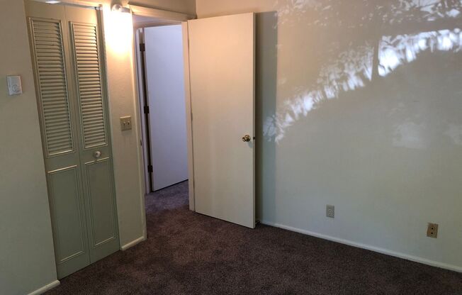 2 beds, 1 bath, $1,075, Unit 09