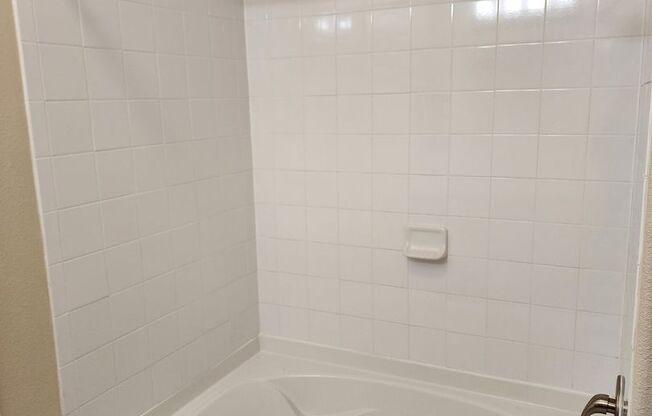 3 beds, 2 baths, 1,187 sqft, $1,520, Unit 4202