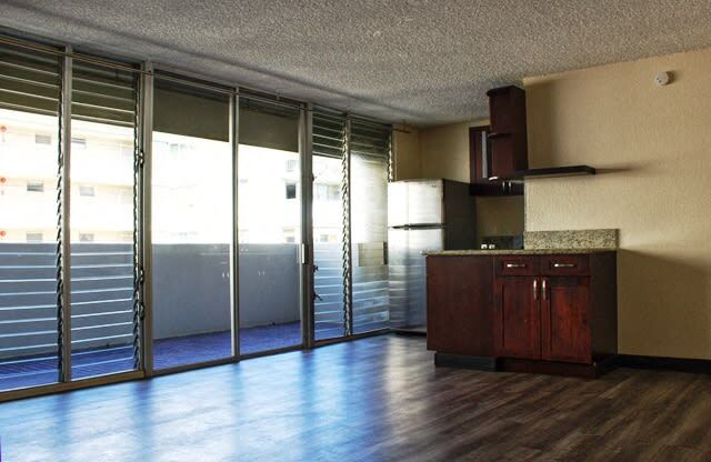 Waikiki Walina Apartments living and kitchen area